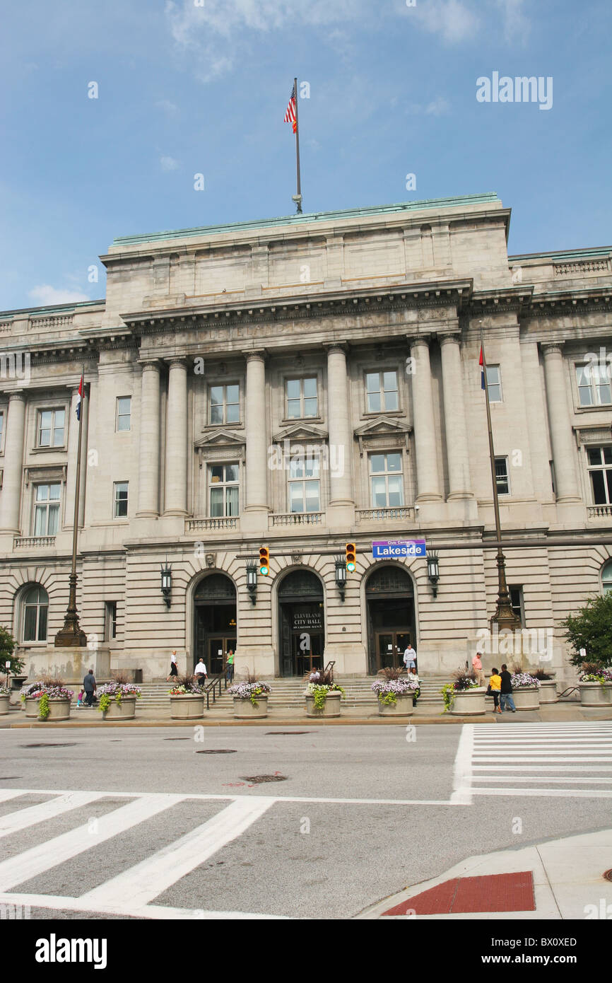 Cleveland City Hall. Lakeside Avenue, Cleveland, Ohio, USA. Green light