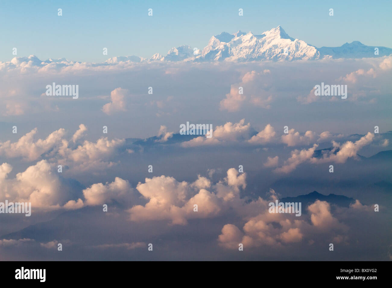 Himalayan mountains in clouds nepal hi-res stock photography and images ...