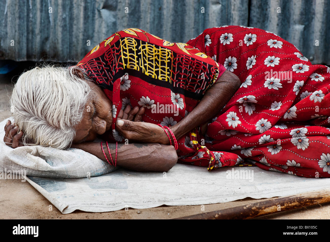 Old indian homeless woman asleep on the street. Andhra Pradesh, India Stock Photo