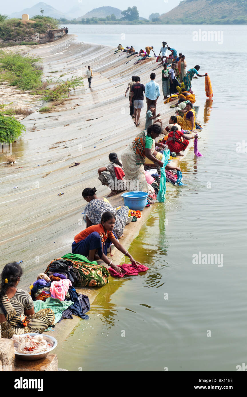 https://c8.alamy.com/comp/BX11EE/indian-women-and-girls-washing-clothes-by-hand-in-a-lake-andhra-pradesh-BX11EE.jpg