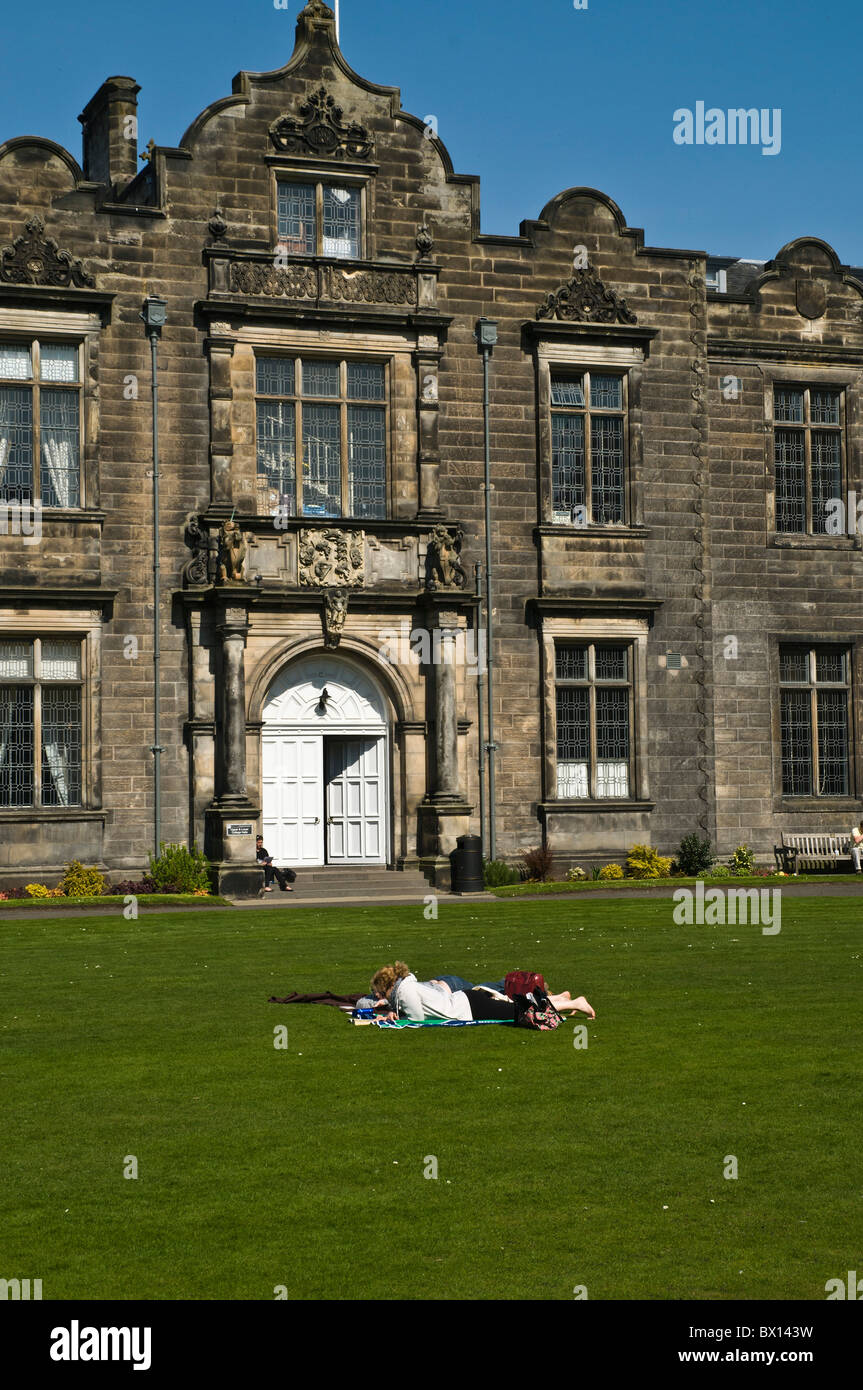 dh St Salvators quandrangle ST ANDREWS FIFE SCOTLAND Scottish University students relaxing Upper college halls studying student outdoors Stock Photo