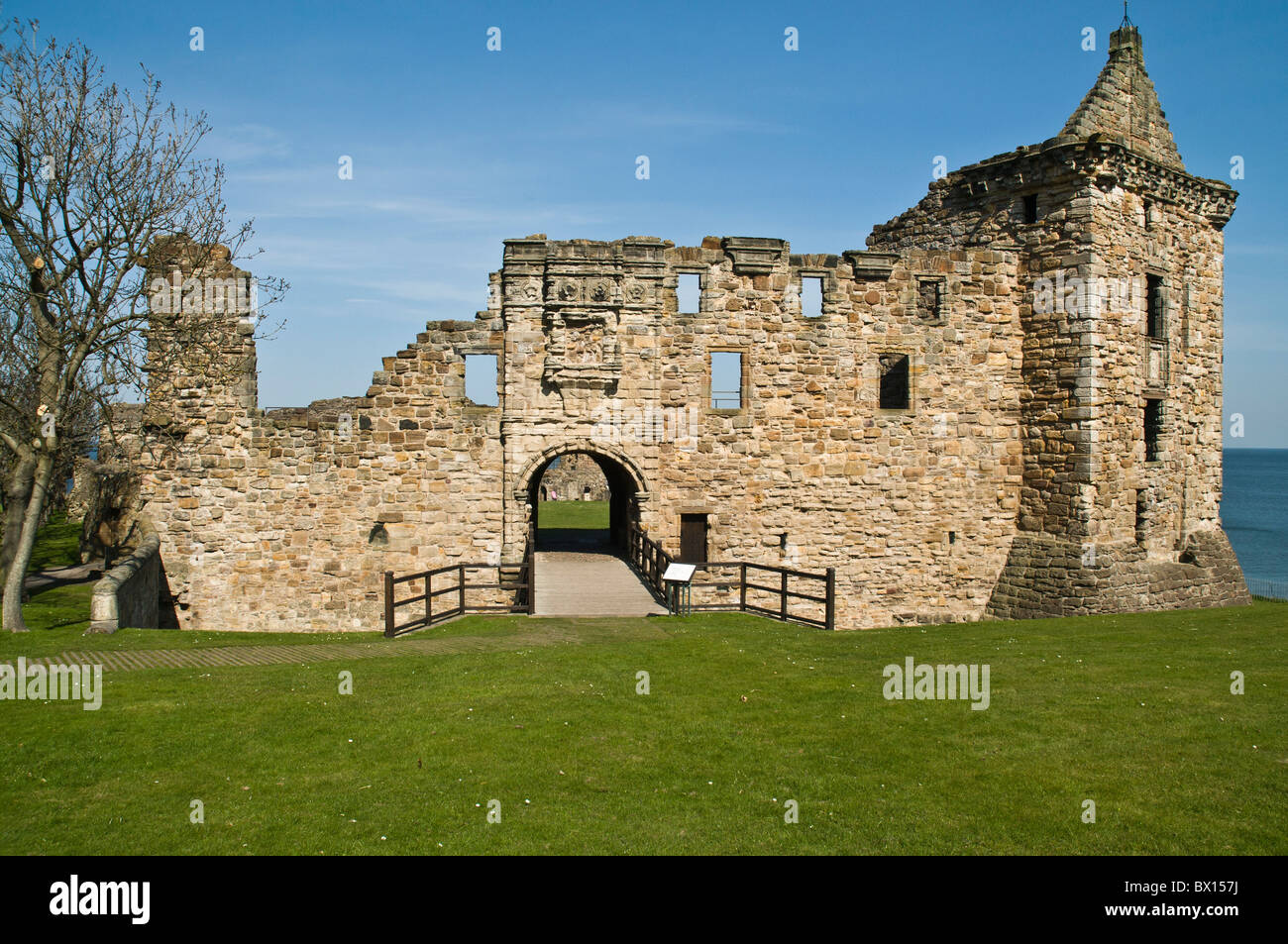 dh Former Bishops Palace ST ANDREWS FIFE Scottish castles entrance ruins heritage attraction scotland castle Stock Photo