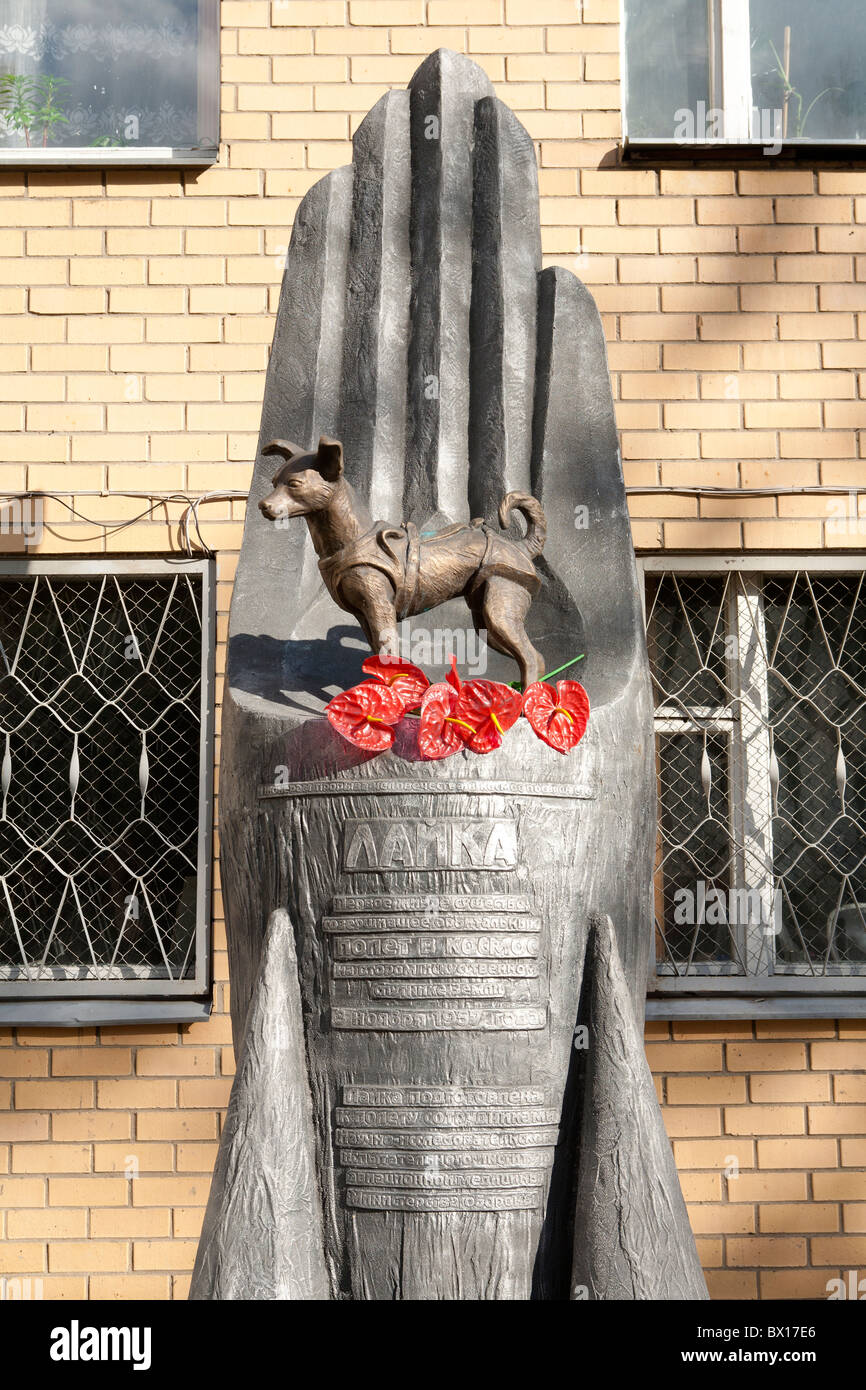 Monument to the Soviet space dog Laika who was the first animal to orbit  the Earth on November 3, 1957, in Moscow, Russia Stock Photo - Alamy