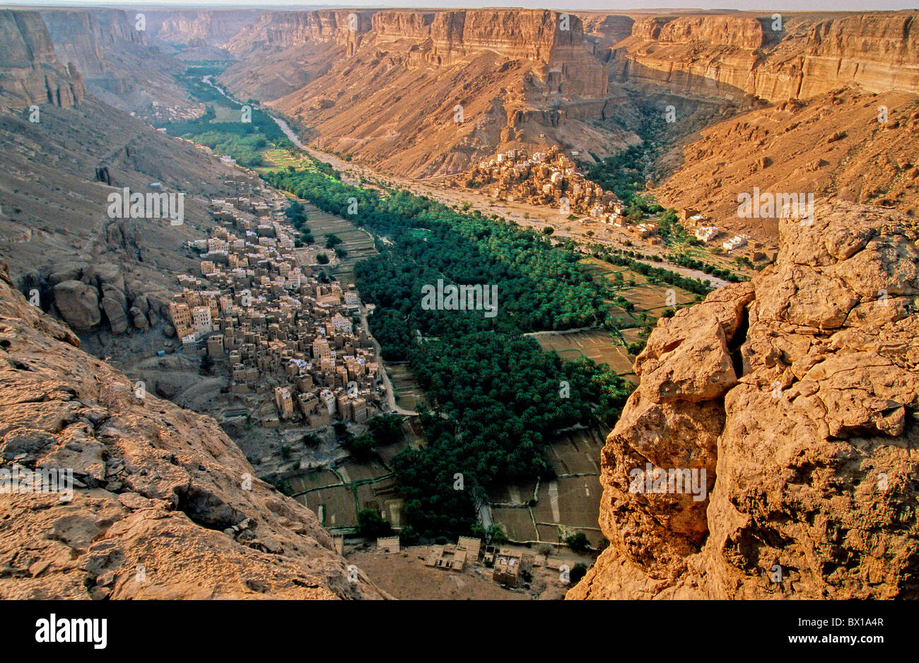 Wadi Boqschan Hadramaut Yemen Arabia Orient canyon village desert Stock Photo
