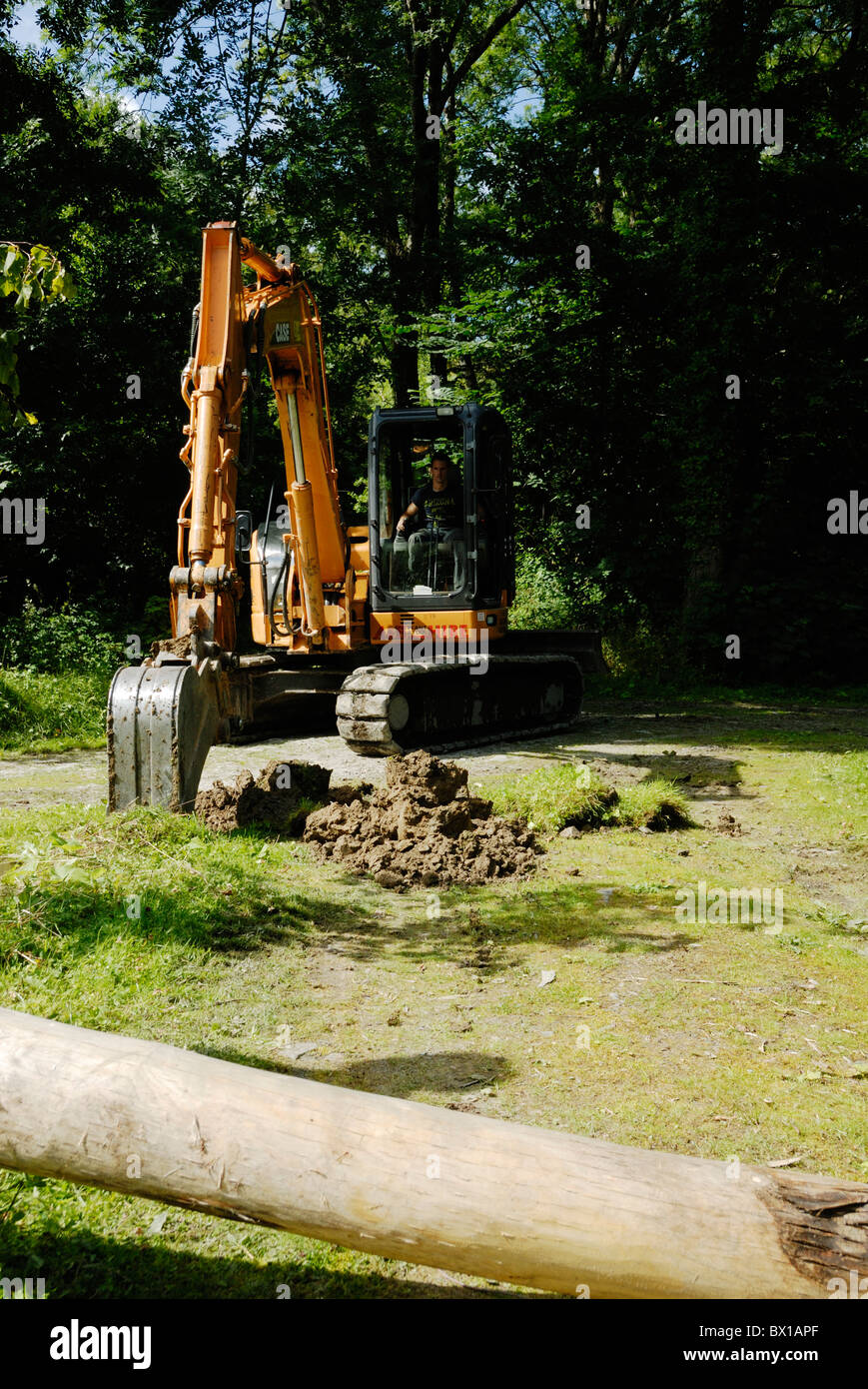 Excavator digging hole hires stock photography and images Alamy