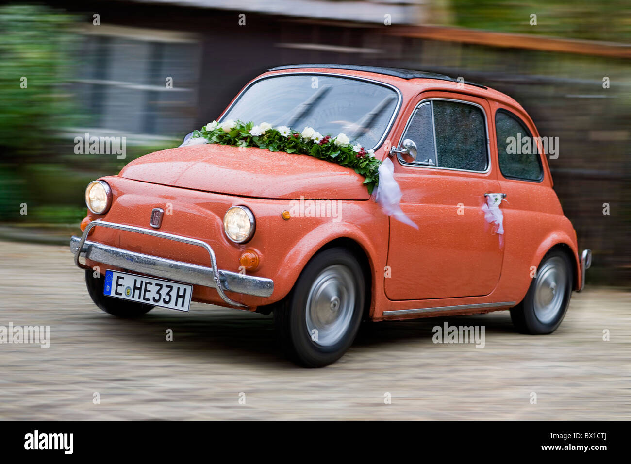 Marriage Fiat 500 wedding car in the rain Stock Photo