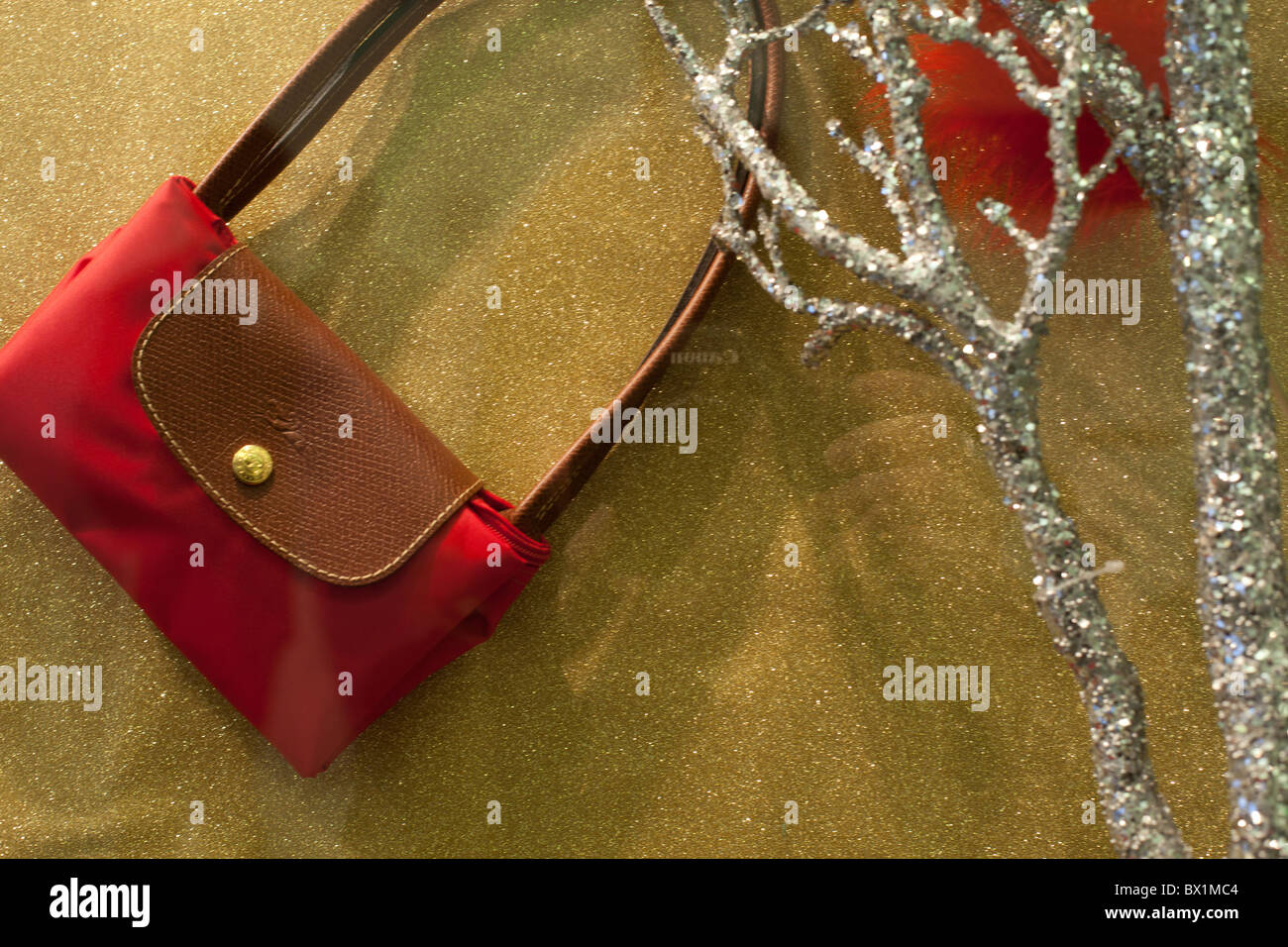 Handbag display in shop window Stock Photo Alamy