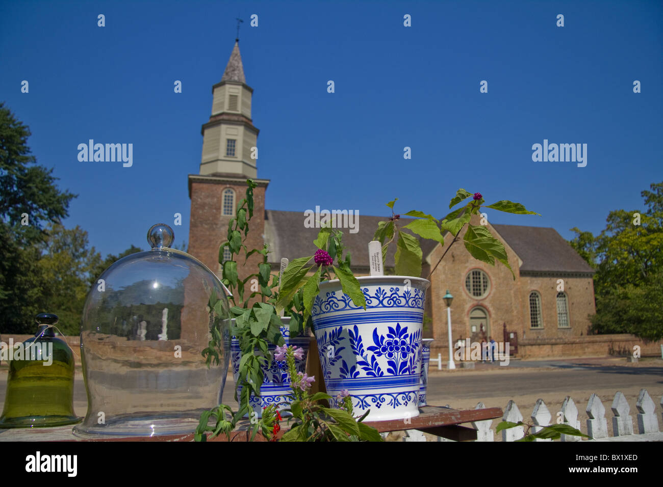 Garden centre and Bruton Parish Church in Colonial Williamsburg, Virginia, USA Stock Photo