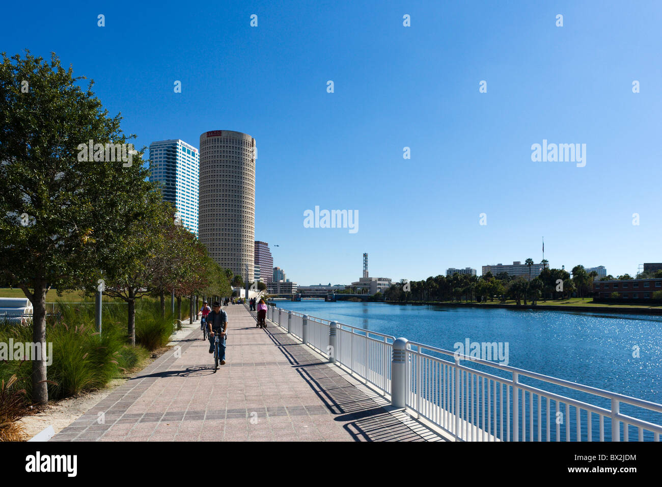 Tampa Riverwalk alongside the banks of the Hillsborough River near the Museum of Art, Tampa, Florida, USA Stock Photo
