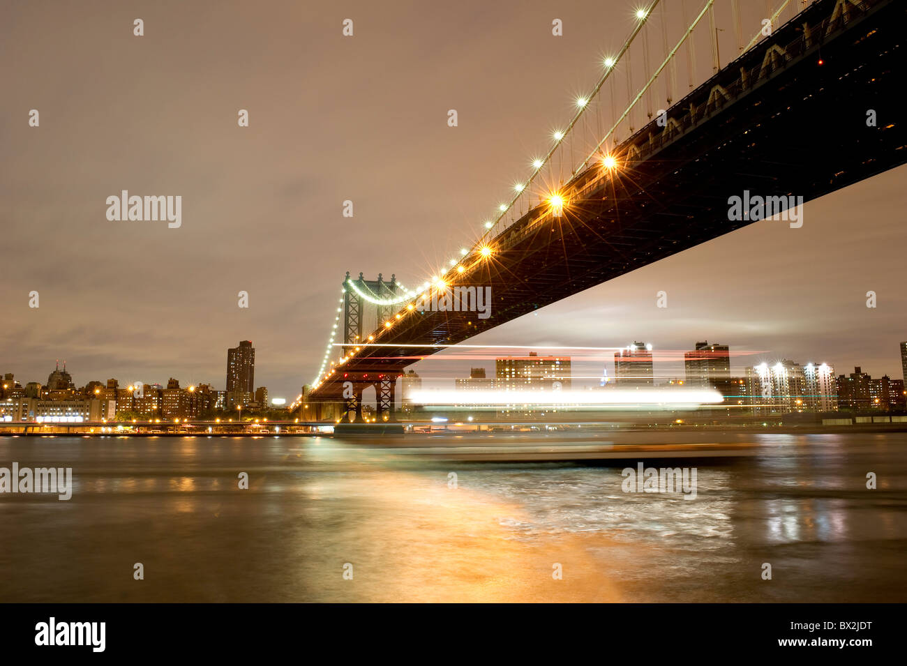 Manhattan Bridge in New York City photographed at night Stock Photo - Alamy