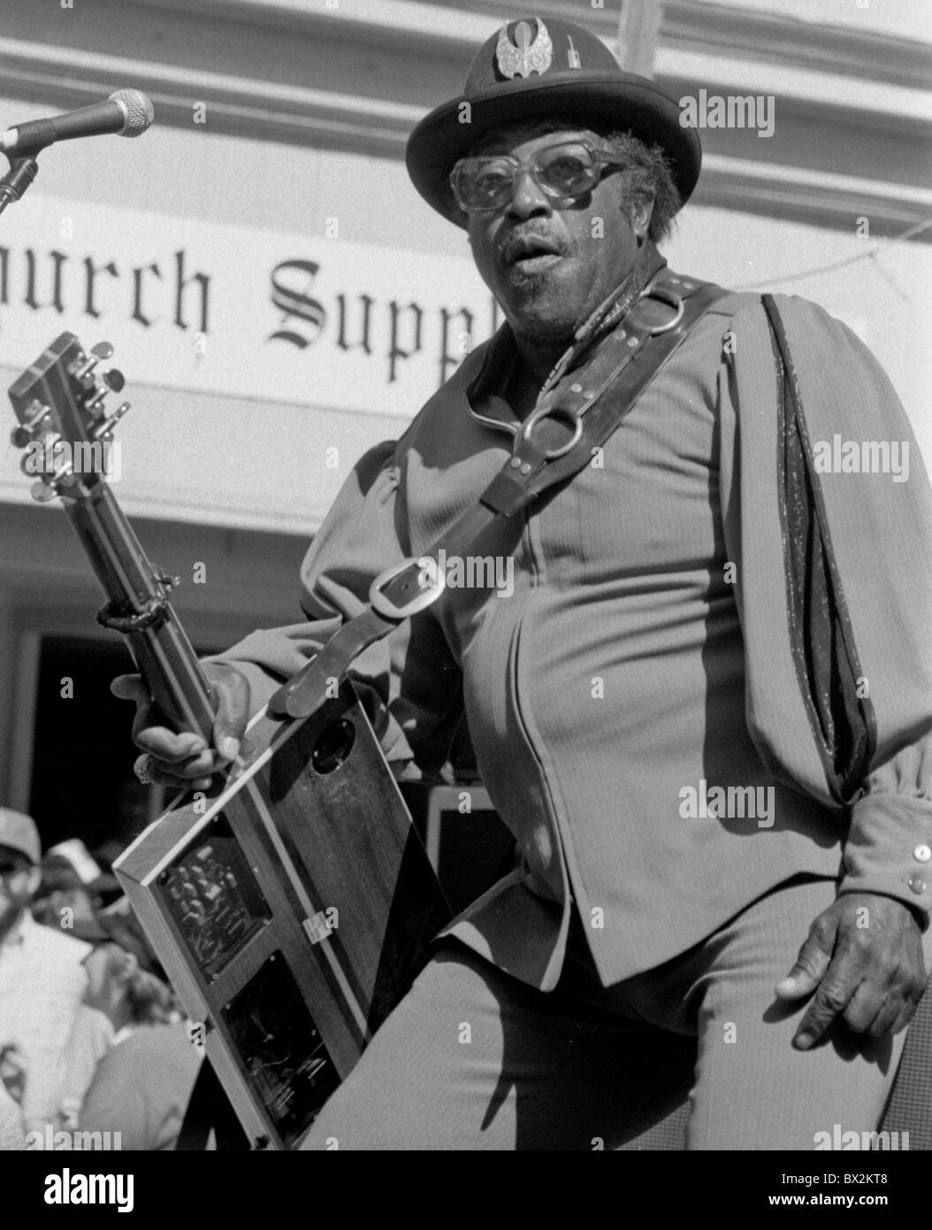 Bo diddley guitar hires stock photography and images Alamy