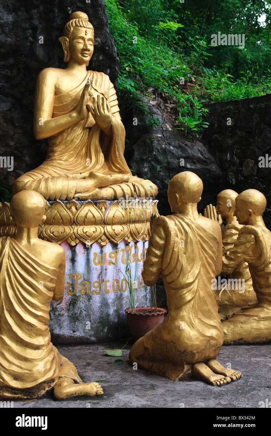 Golden buddhist monk statue hi-res stock photography and images - Alamy
