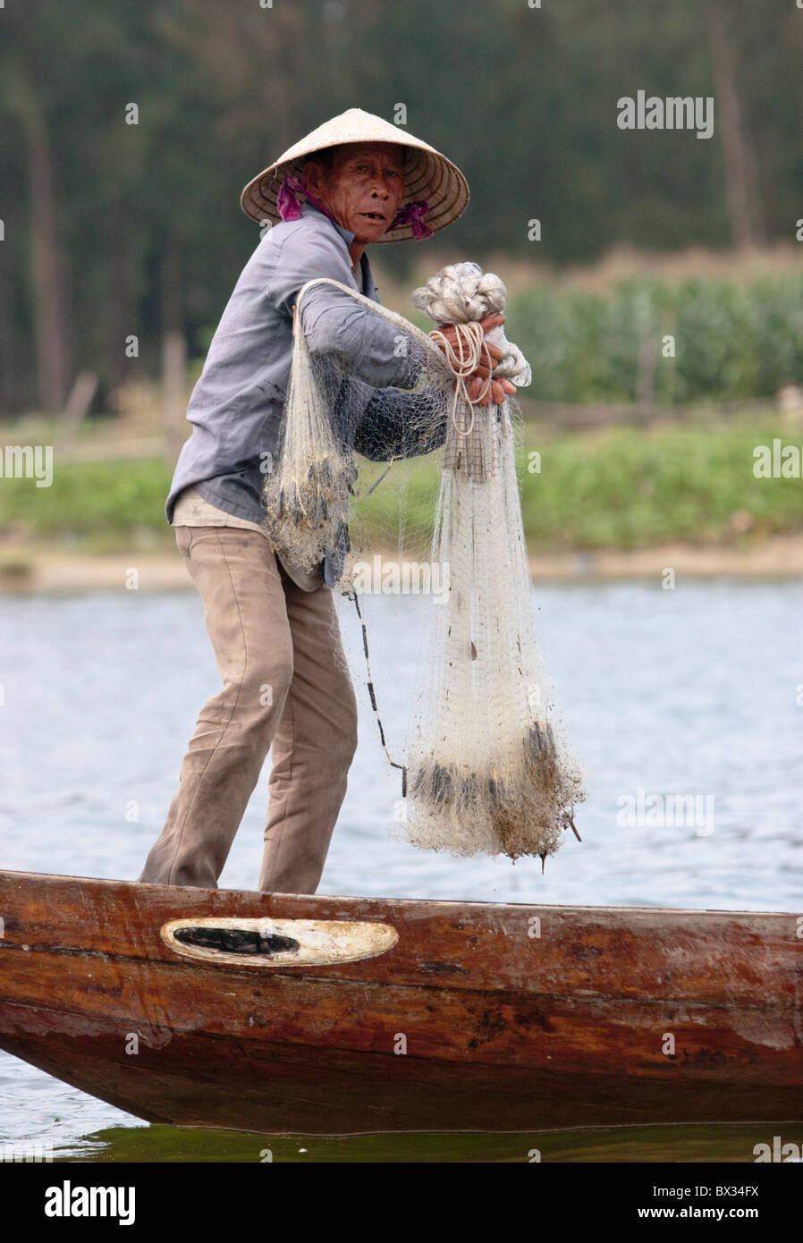 Fisherman throwing net from boat hi-res stock photography and images - Alamy