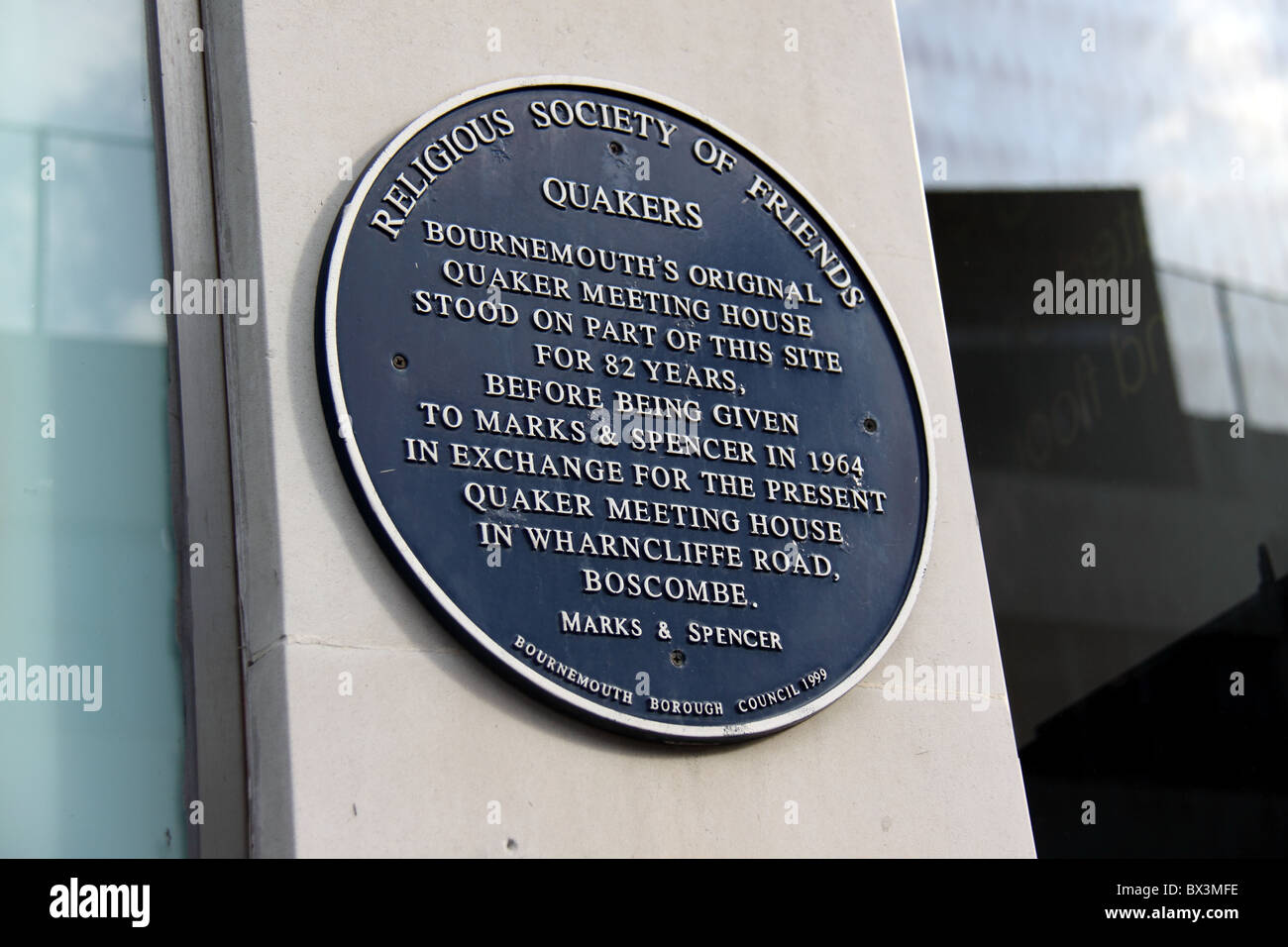 Plaque outside the Marks and Spencer shop in Commercial Road, Bournemouth marking the site of the original Quaker Meeting House Stock Photo