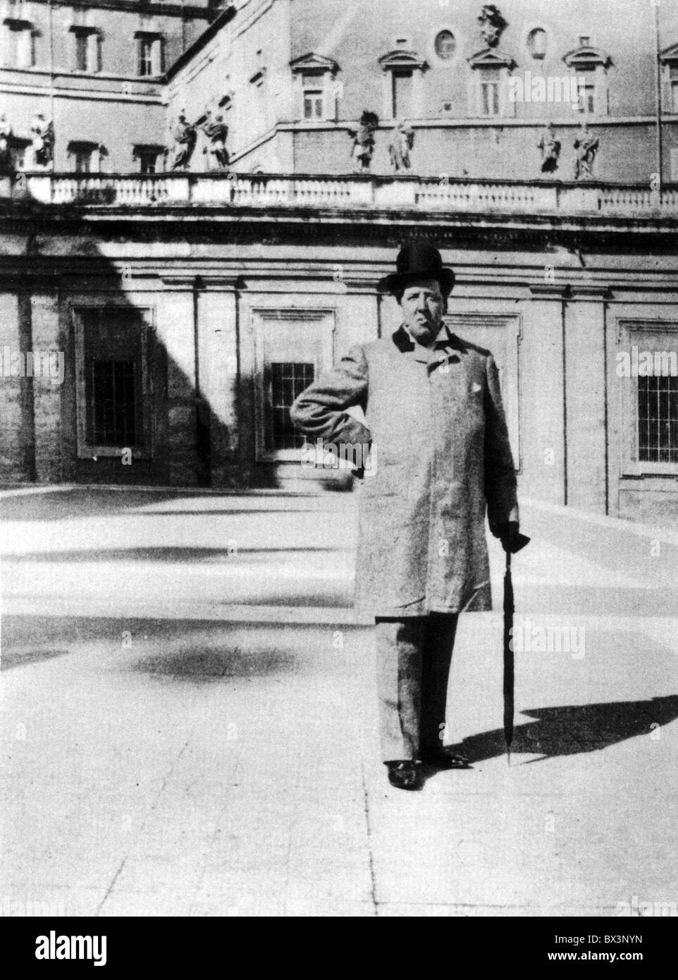 oscar-wilde-1854-1900-irish-writer-and-poet-in-rome-in-1900-BX3NYN.jpg