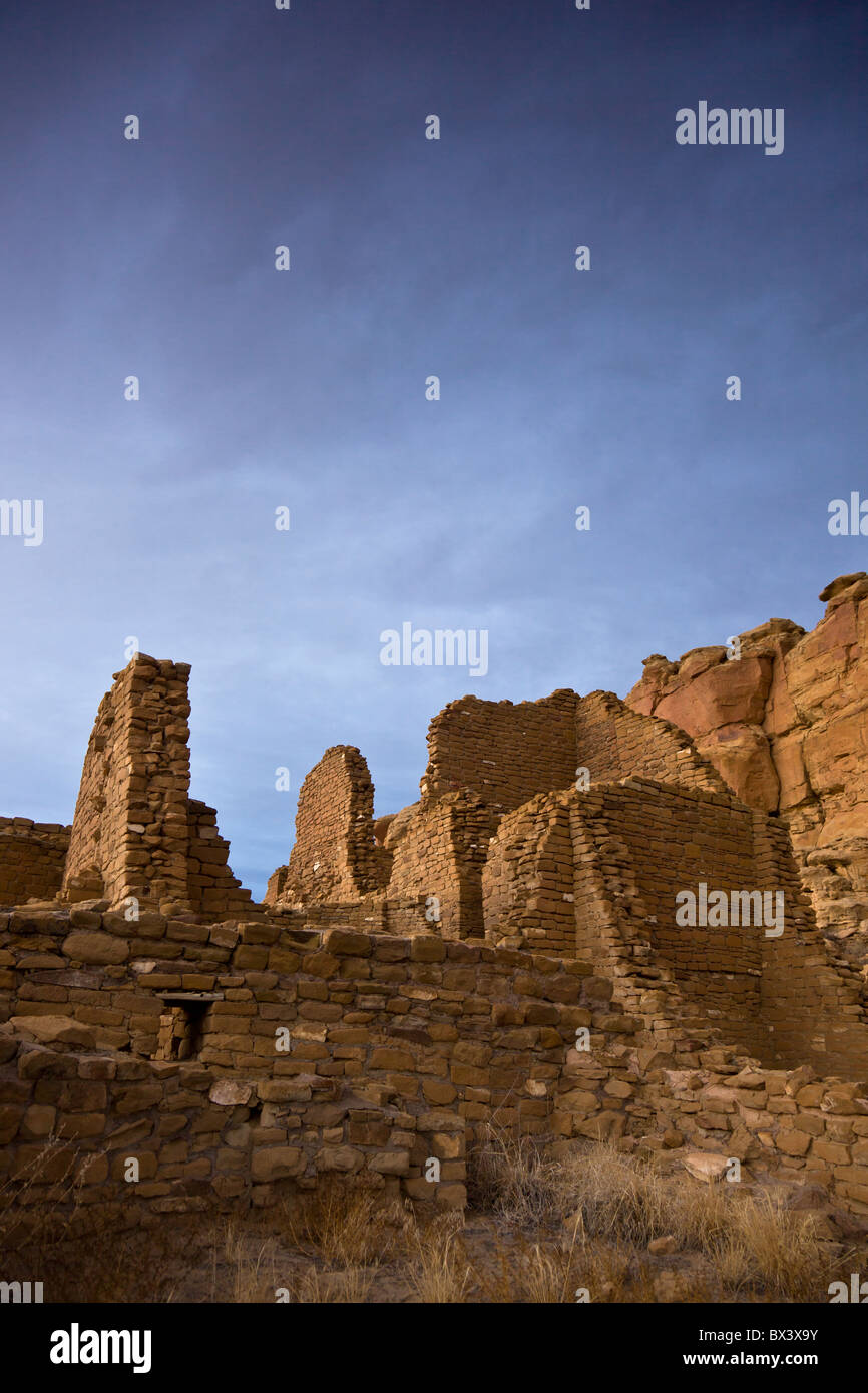 Dusk at the ruins of Anasazi Great House Kin Kletso at The Chaco Culture National Historic Site in Chaco Canyon, New Mexico. Stock Photo