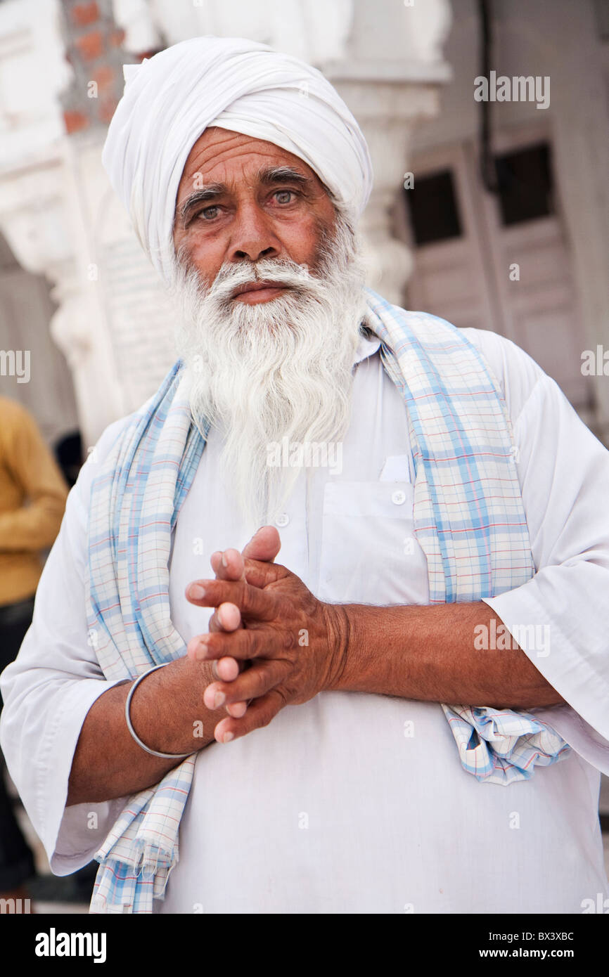a Sikh praying at the Golden Temple, Amritsar, Punjab, India Stock ...
