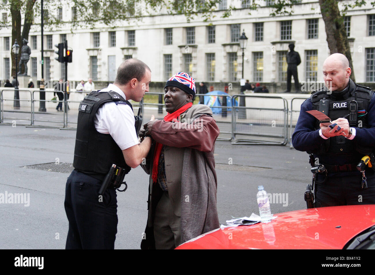 Metropolitan Police DPG officers dealing with a member of public outside Downing Street Stock Photo