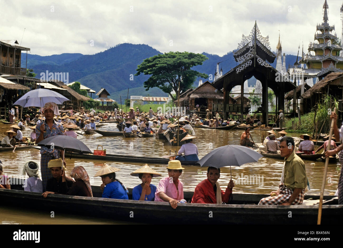 Intha people on boats at the Yumana Floating Market on Inle Lake, Nyaungshwe Township, Taunggyi District, Shan State, Burma. Stock Photo