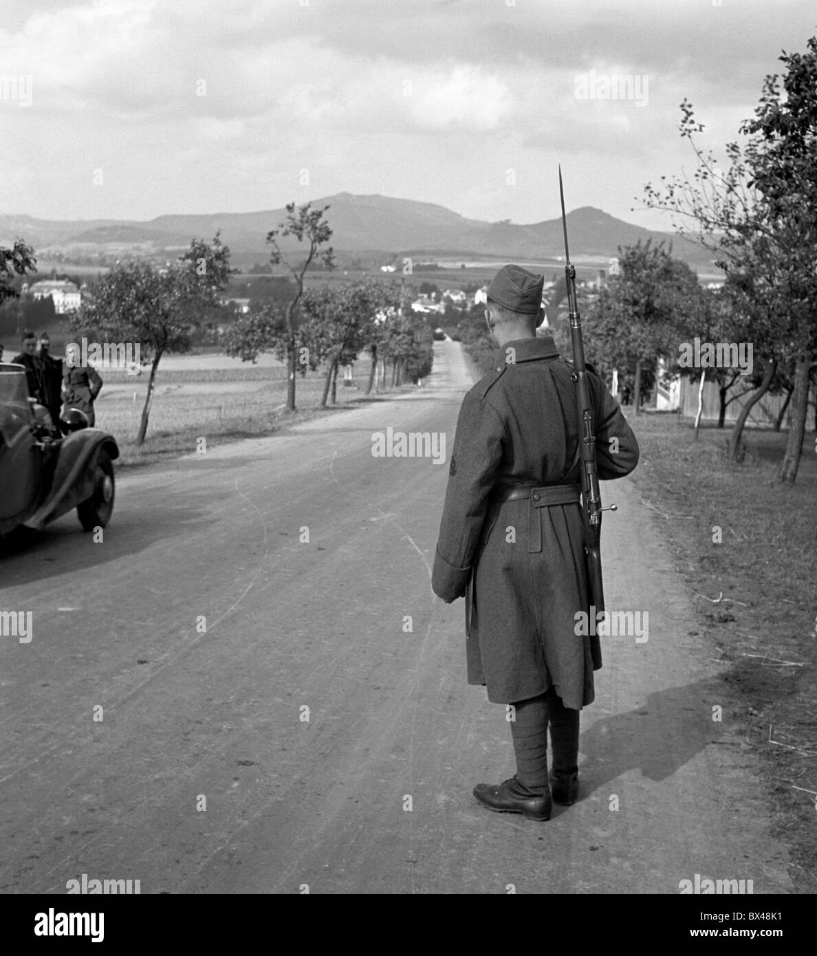sudetenland-evacuation-refugees-border-dispute-september-1938-czechoslovak-BX48K1.jpg