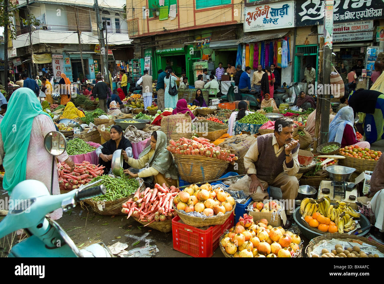 Busy fruit and vegetable market in the centre of Udaipur, Rajasthan, India Stock Photo