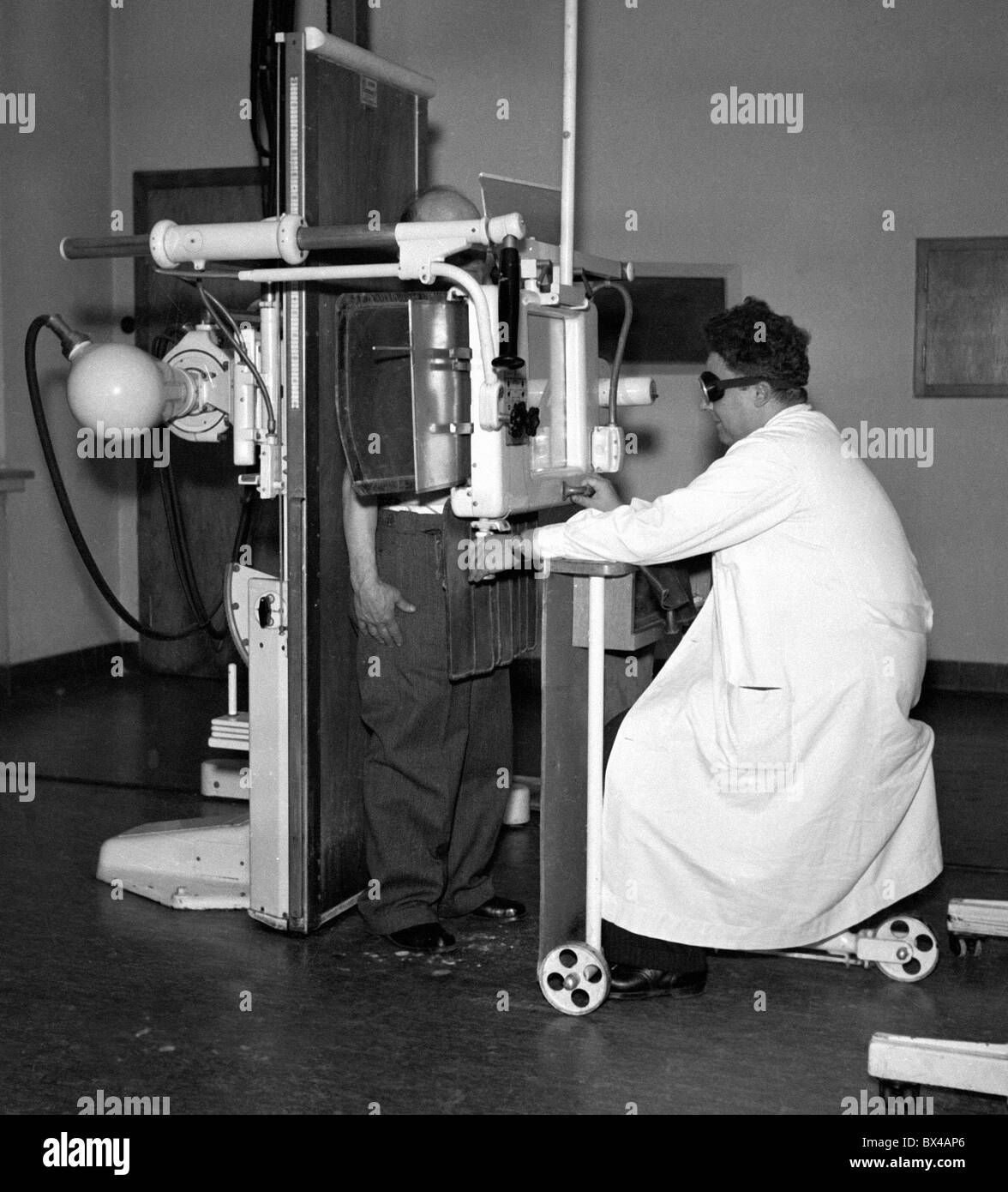 vintage-x-ray-machine-hi-res-stock-photography-and-images-alamy