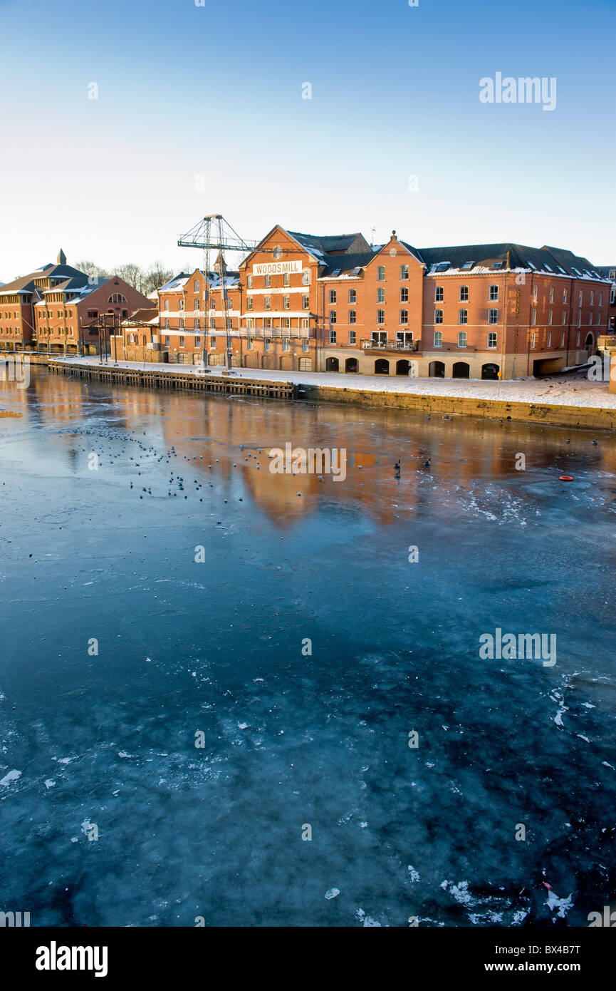 Woodsmill Building, Queen's Staith, York. Frozen river Ouse Stock Photo