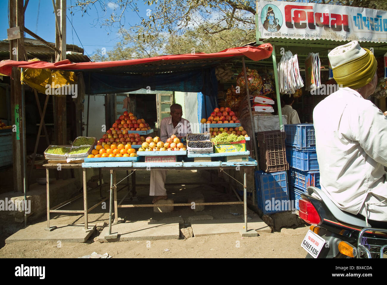 Roadside fruit stall on a main road in Gujarat, India Stock Photo