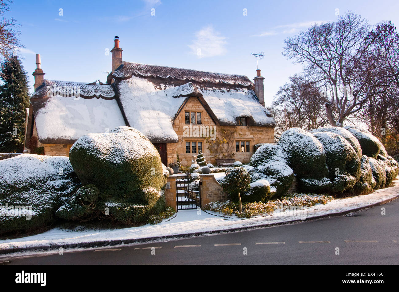 A thatched cottage in the Cotswold village of Chipping Campden. England Stock Photo