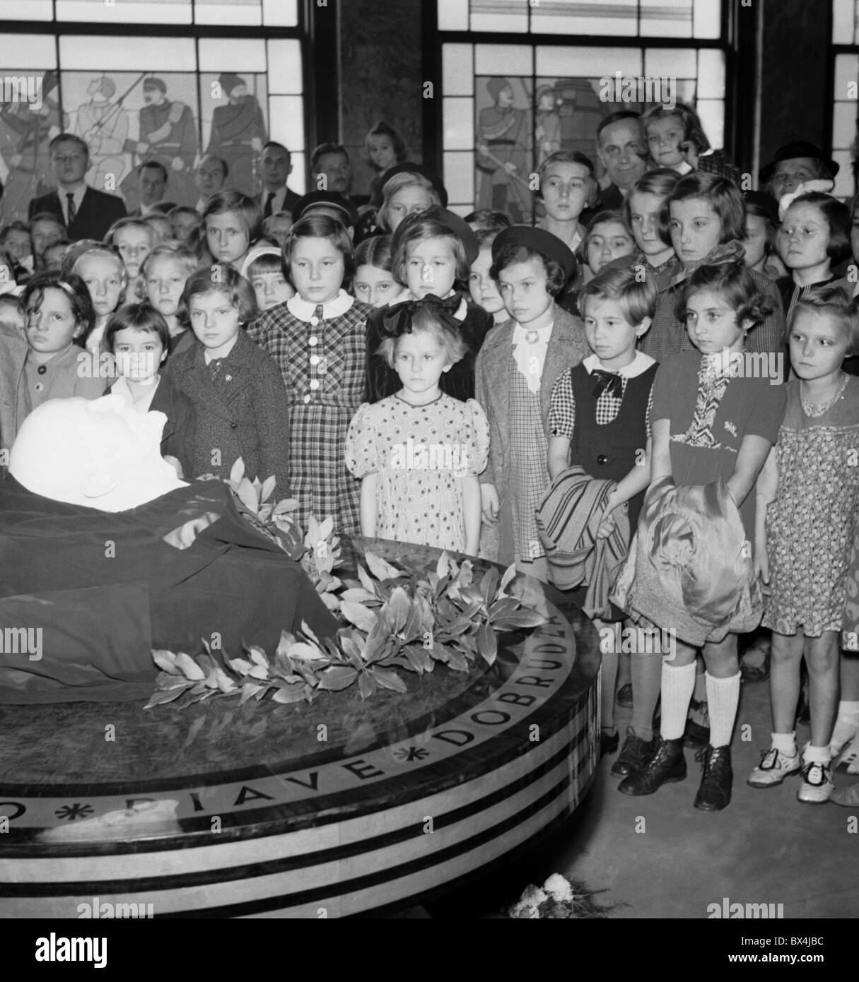 Czechoslovakia 1938, children view the post mortem mask of President Tomas Garrigue Masaryk Stock Photo