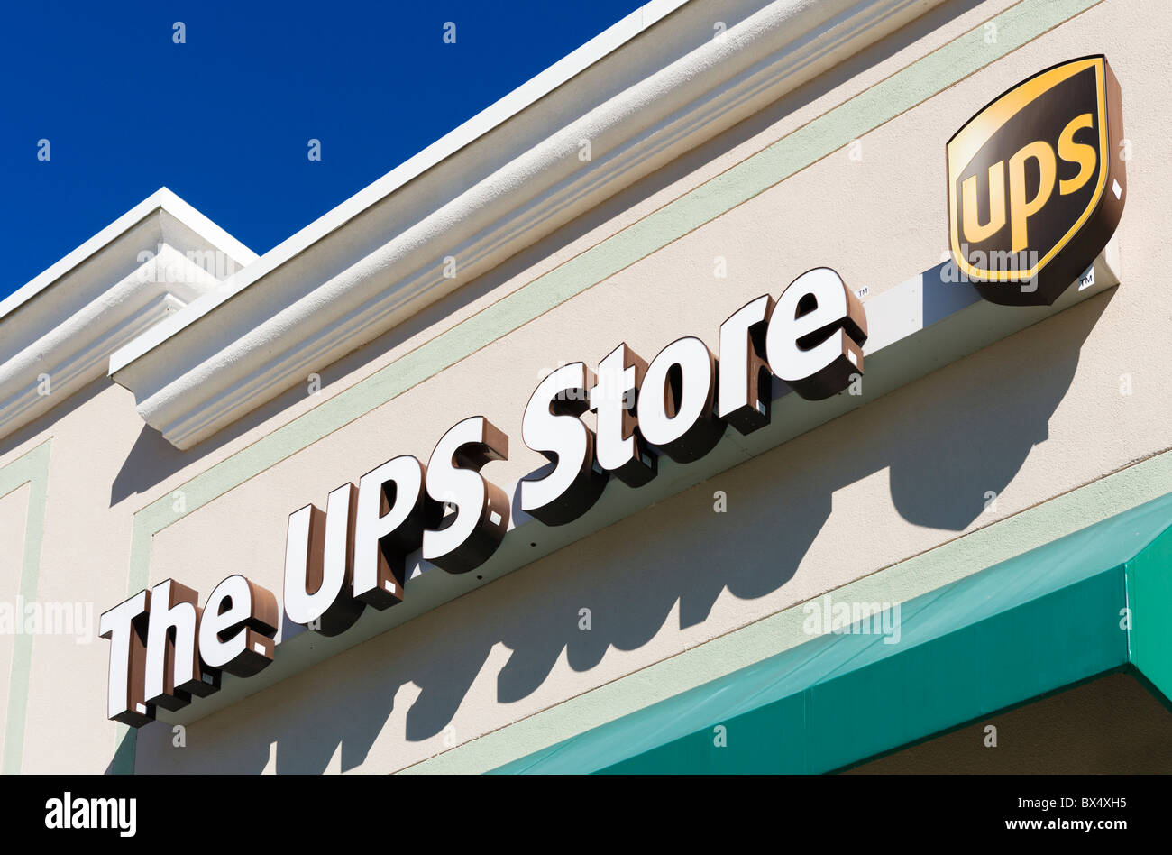 The ups store hires stock photography and images Alamy