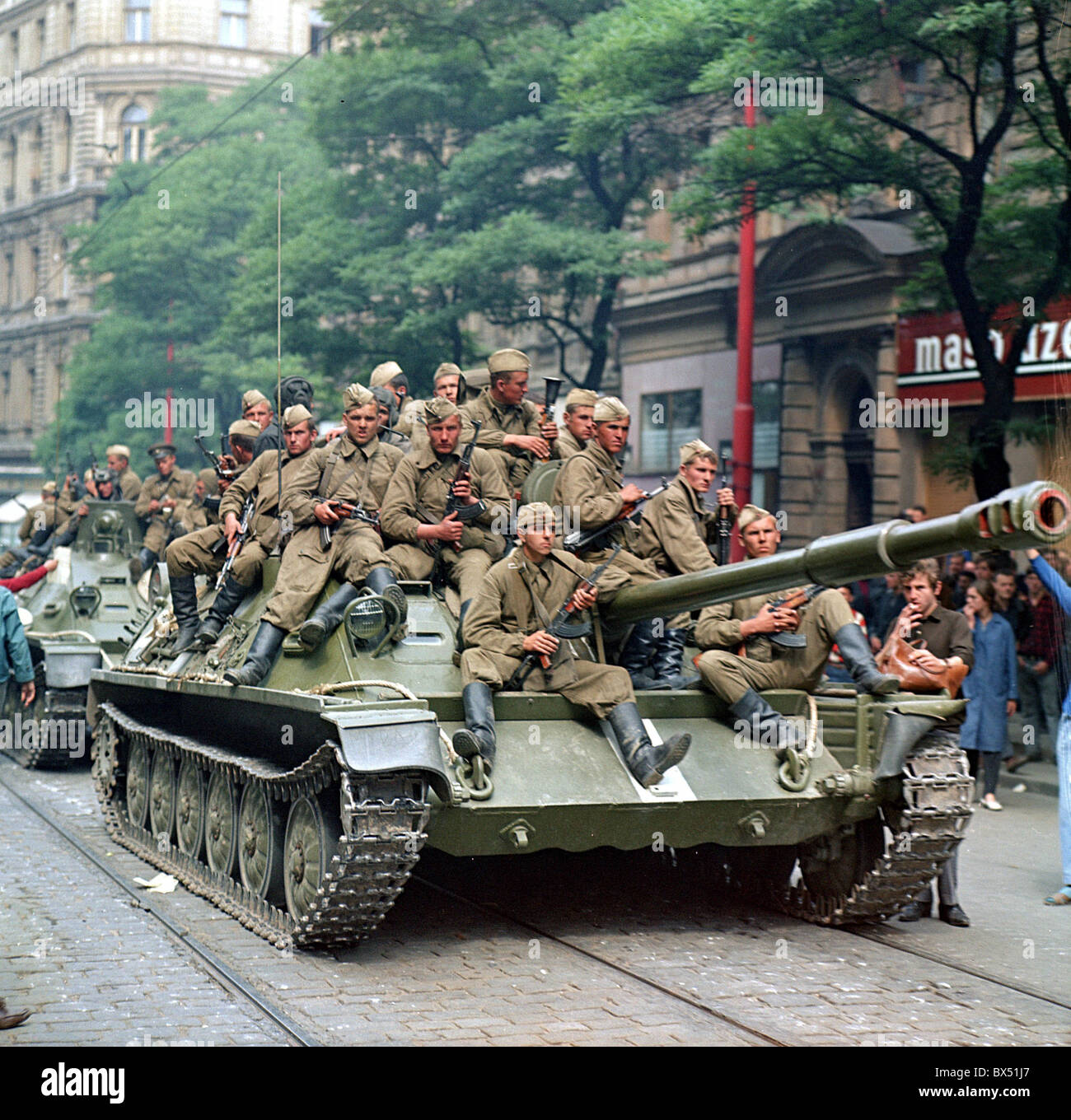 soviet-tank-troops-soldiers-prague-BX51J7.jpg