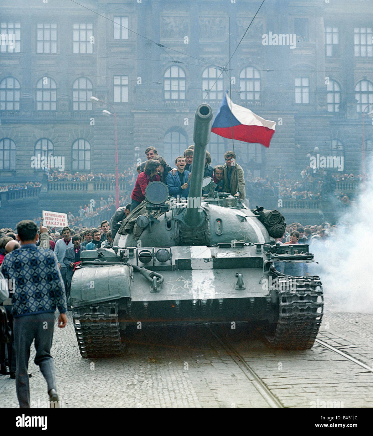 I just screenshotted a russian tank with soviet flag on it. This is at  Kiev! Jesus - 9GAG