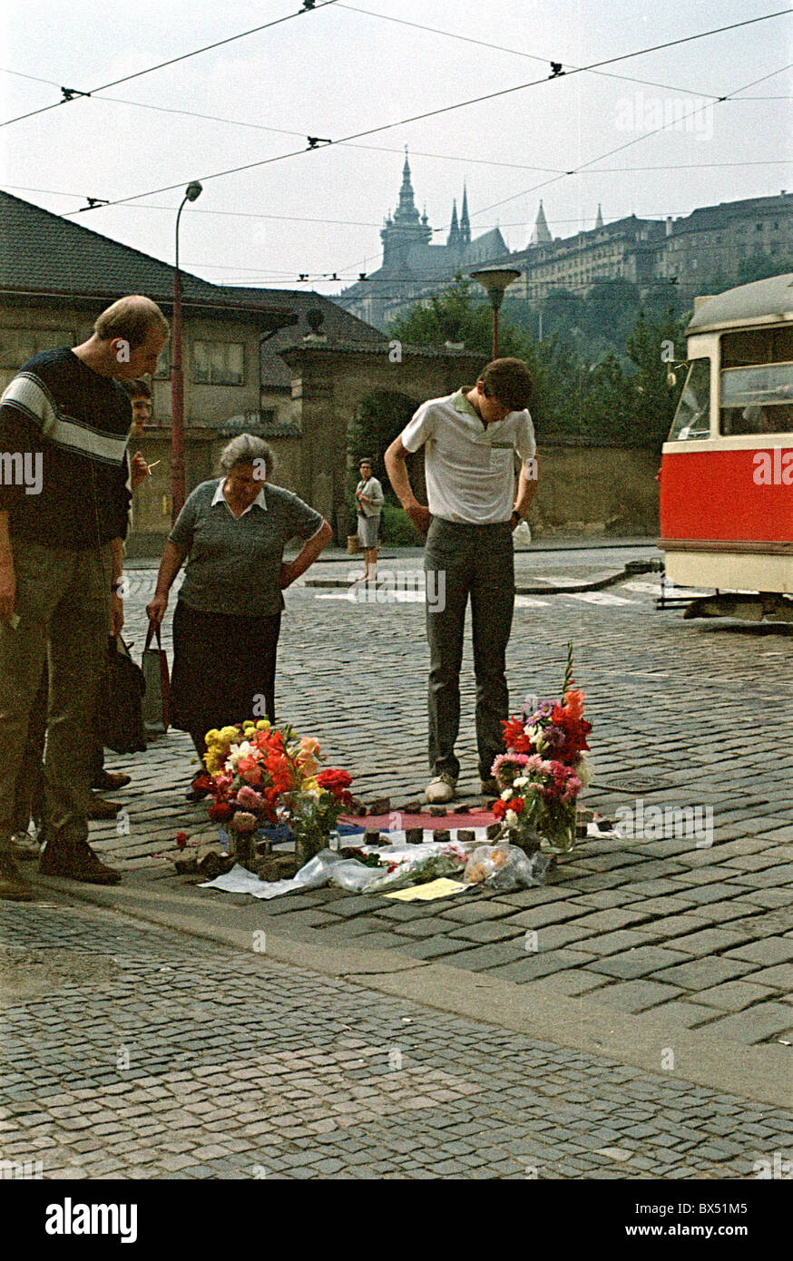 flag, flowers, victim, memorial, Prague Castle Stock Photo