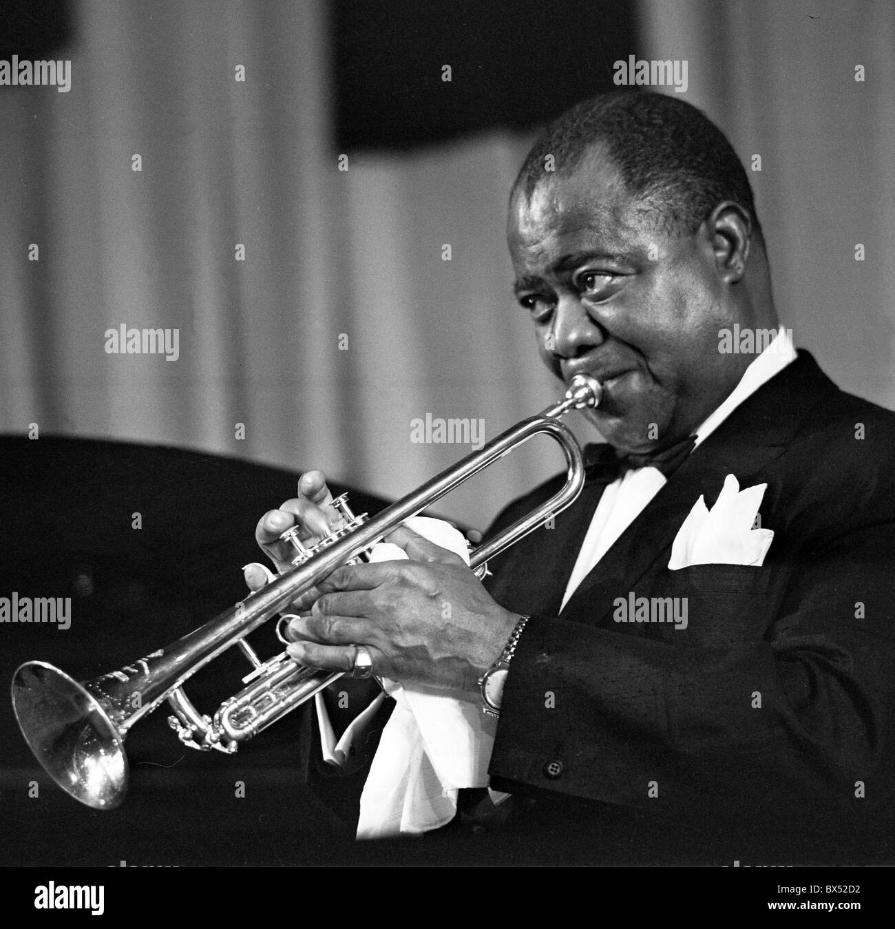 Louis Armstrong, jazz singer, trumpet player, popular, African