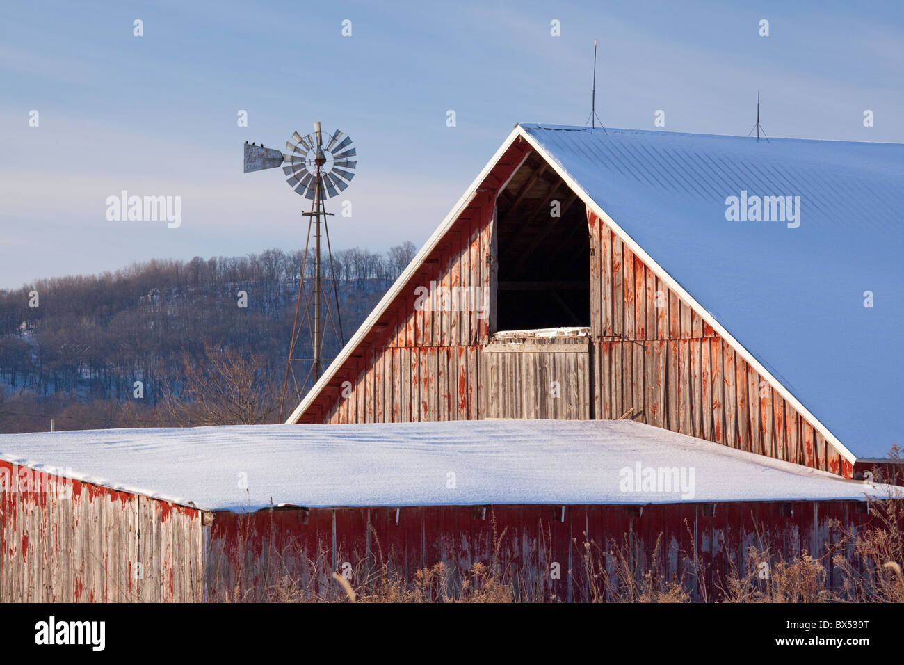 old barn and windmill along the River Bluffs Scenic Byway, Fayette County, Iowa Stock Photo