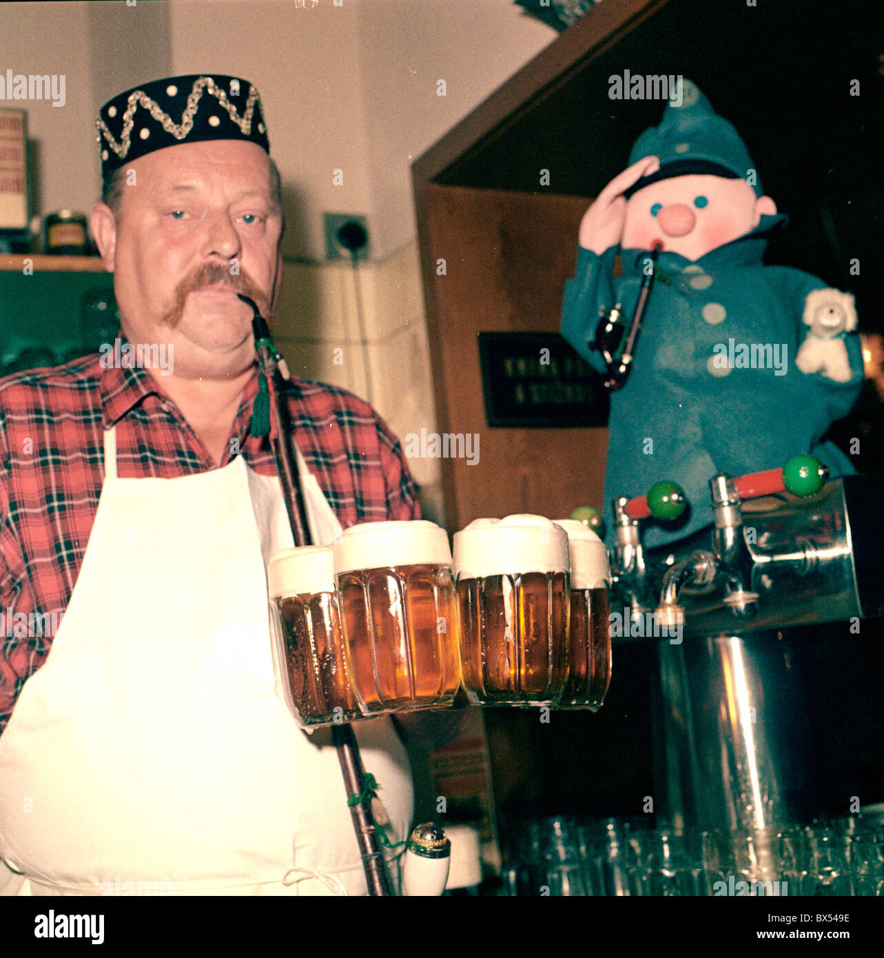 innkeeper, landlord, bartender, draught draft tap beer, glass, pipe