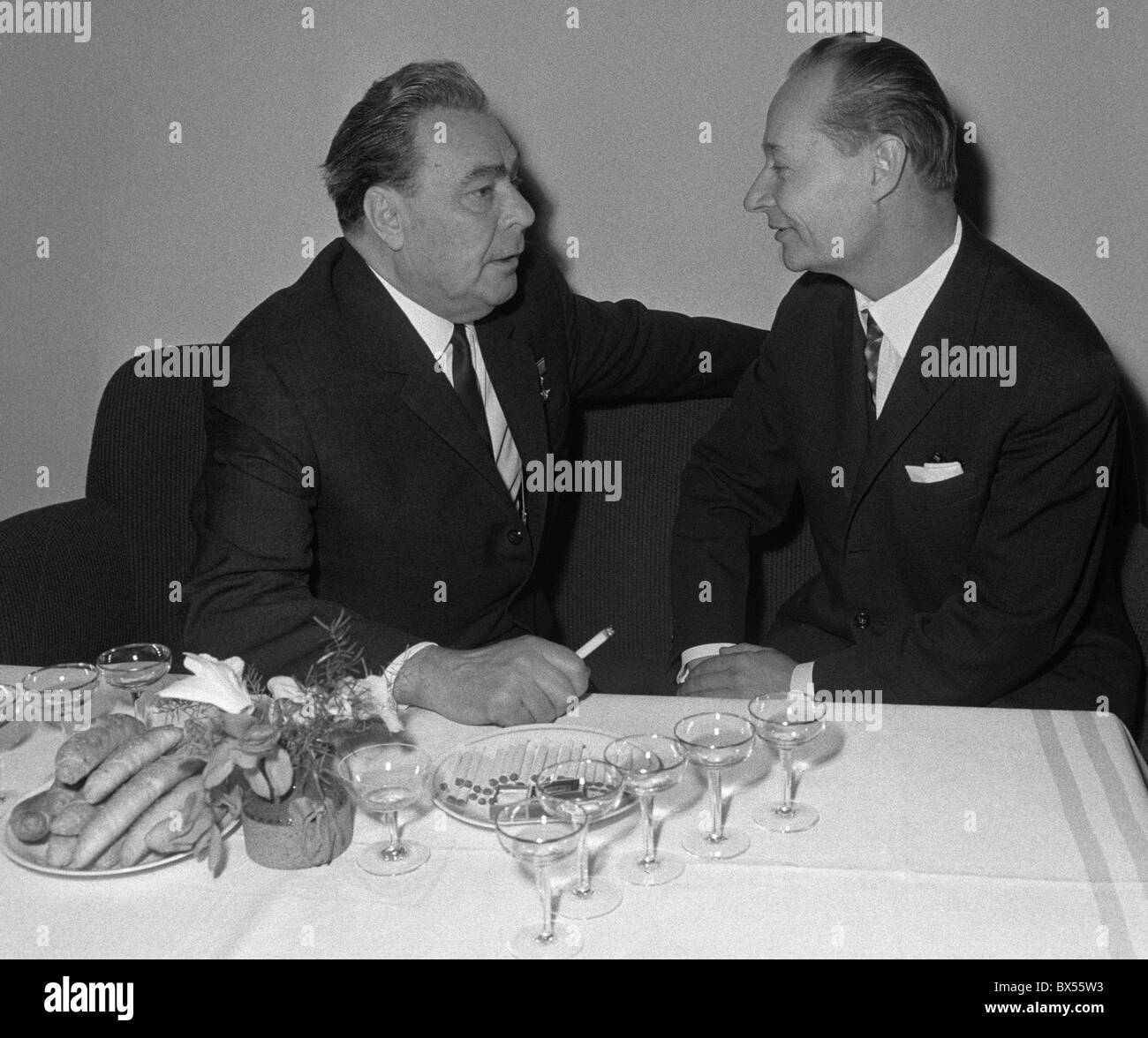 Alexander Dubcek, Leonid Brezhnev, talks, cigarette Stock Photo