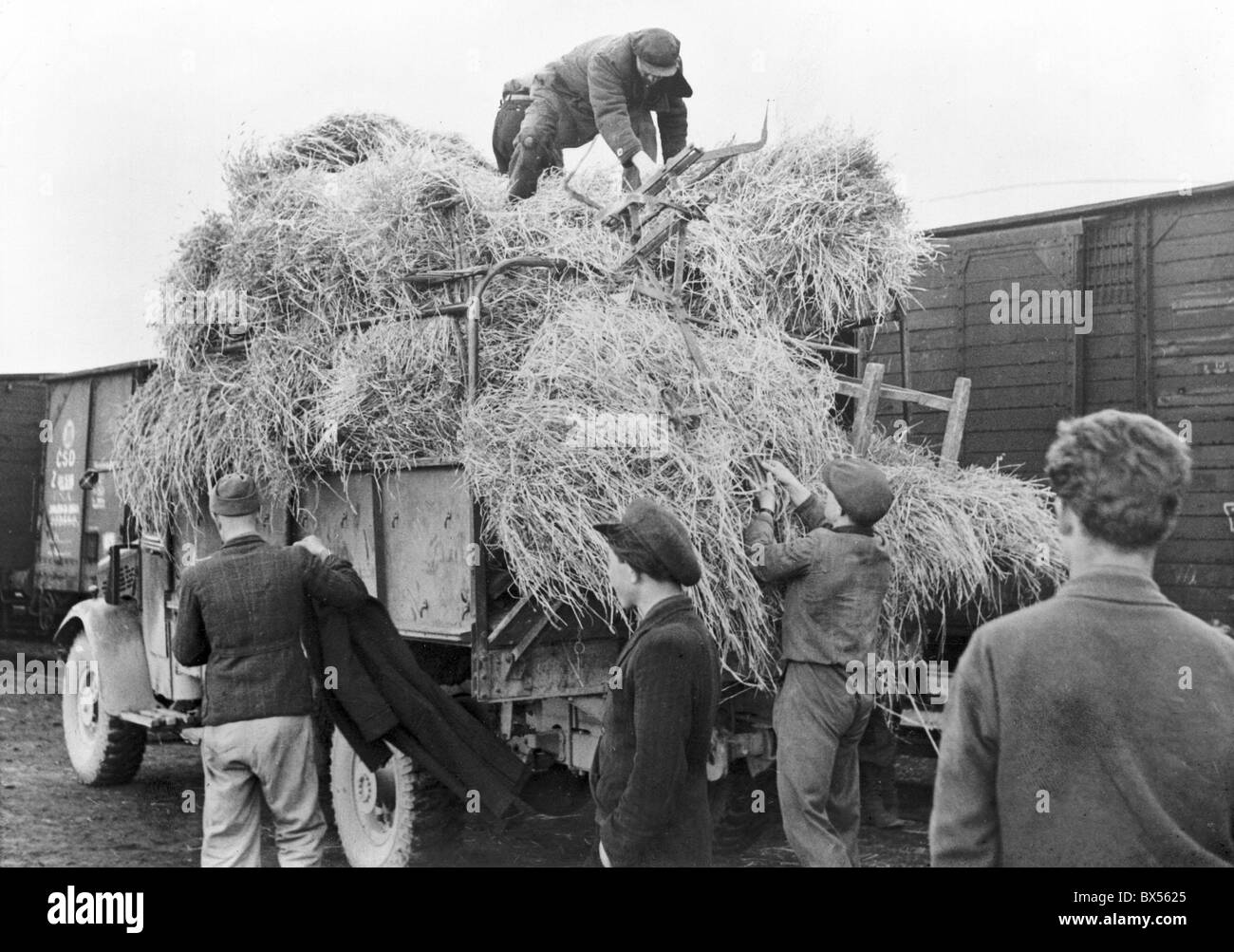 Czechoslovakia 1947, Ethnic Hungarian citizens who resided in Slovakia for generations are forcibly deported to Hungary. Stock Photo