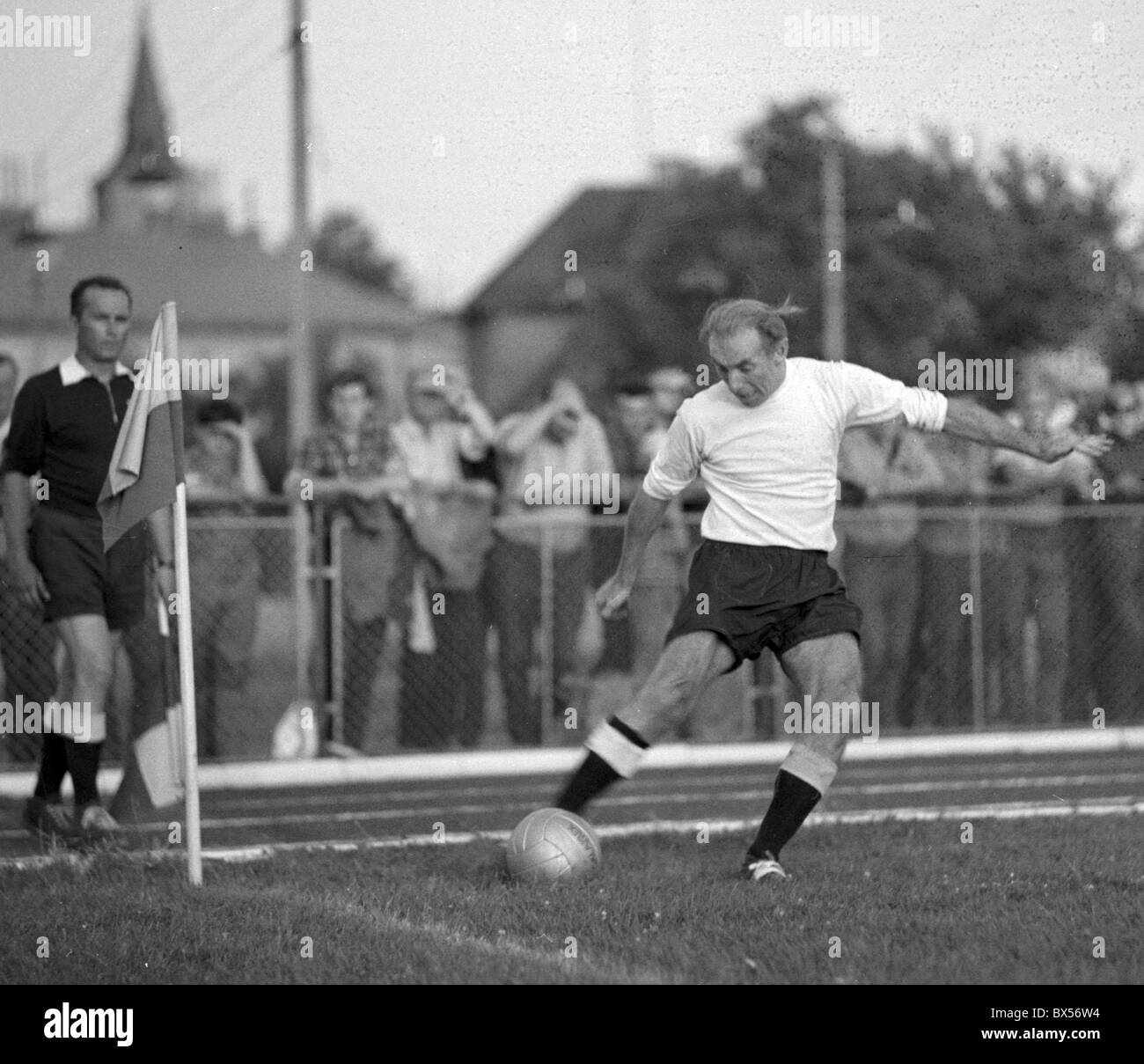 Sir Stanley Matthews during an exhibition match of his team FC Port Vale in Czechoslovakia, August 1967. CTK Photo/Jan Barta Stock Photo