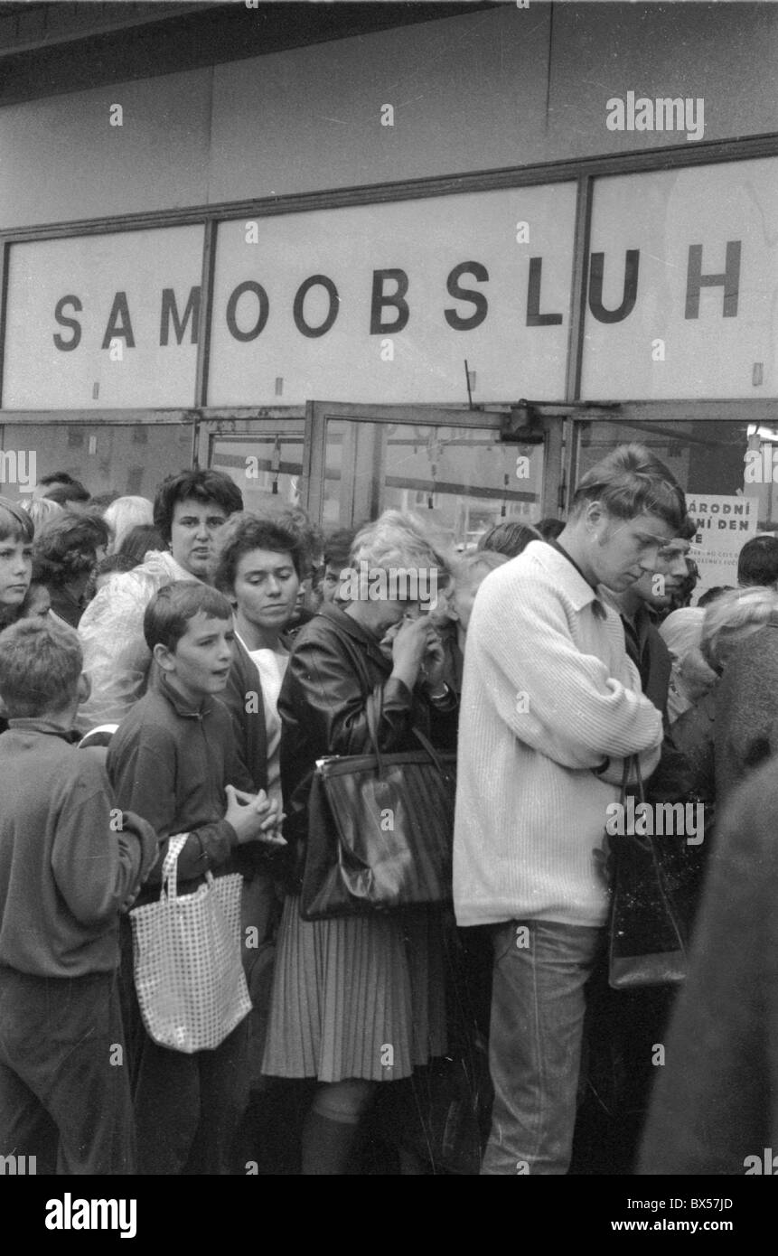 Line people food Black and White Stock Photos Images Alamy