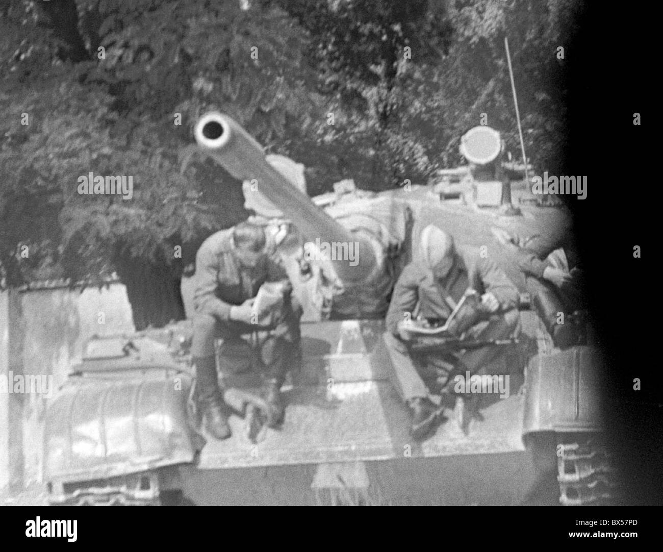 soldiers, tank, rest, Stock Photo