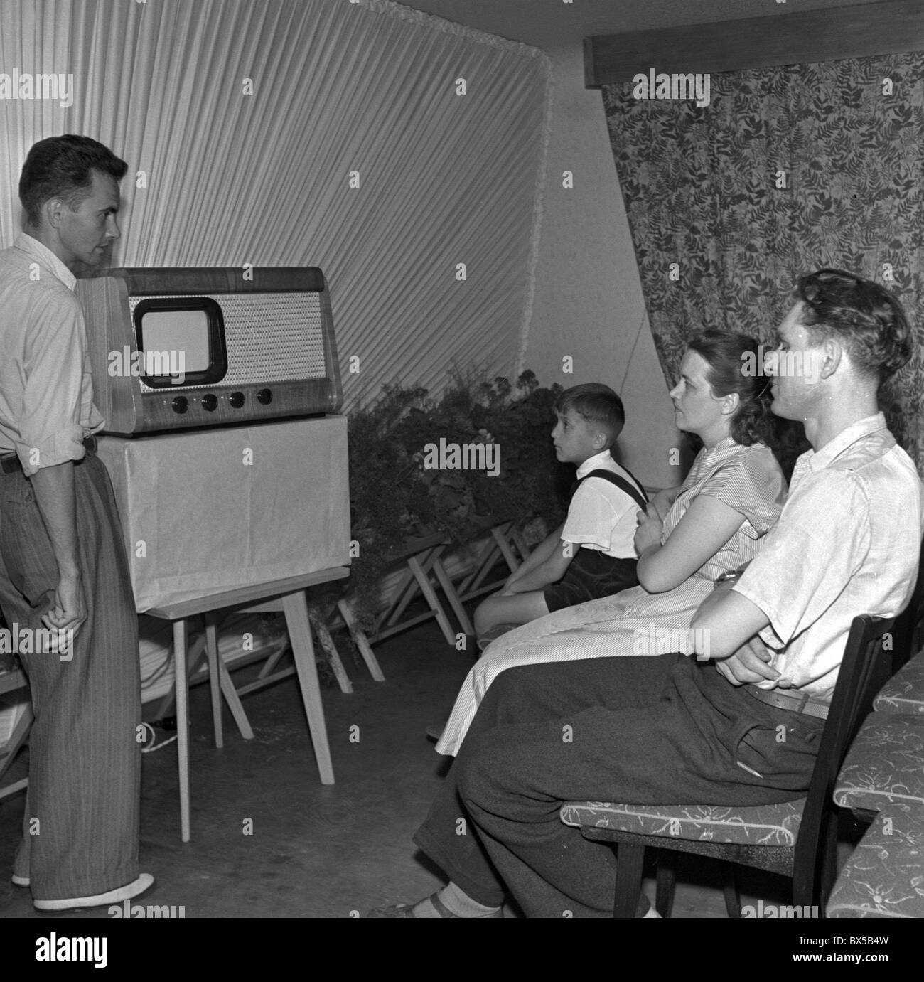 Czechoslovakia 1953. Family buys Czechoslovak-made Tesla tv set. CTK Photo/Leos Nebor Stock Photo
