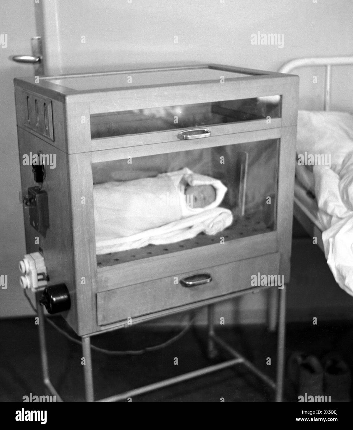 Premature baby incubator Black and White Stock Photos & Images Alamy