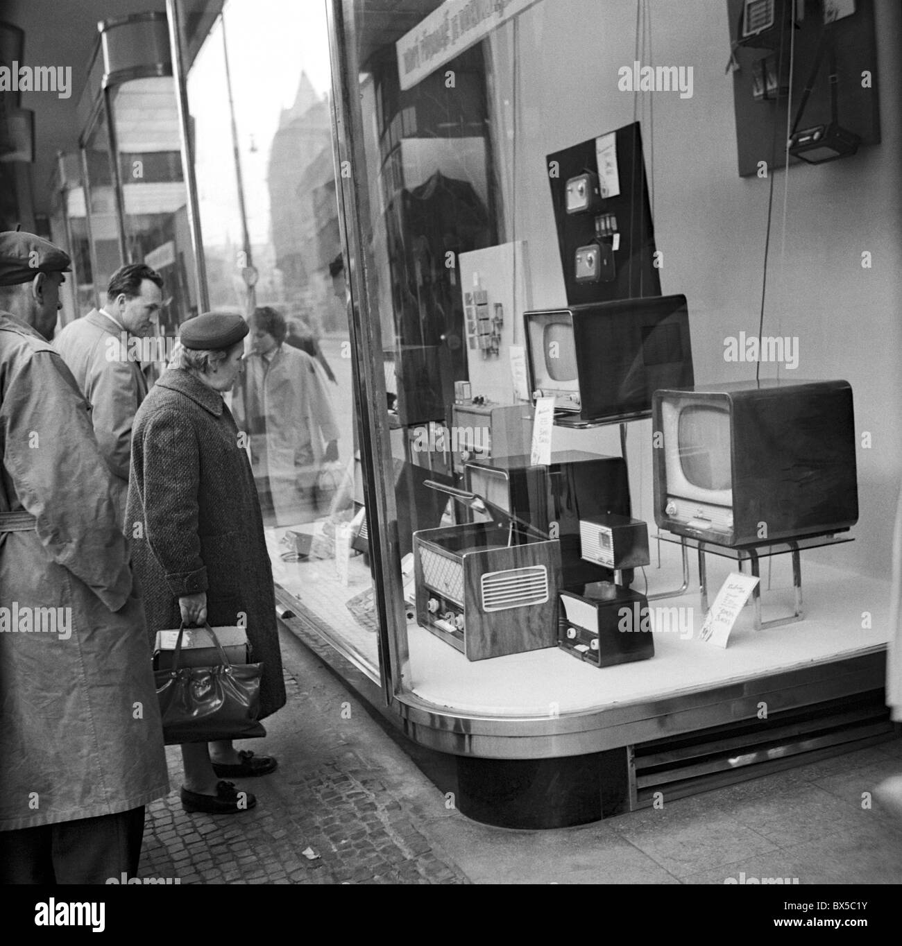 Store window, tv sets, sale, interest Stock Photo Alamy