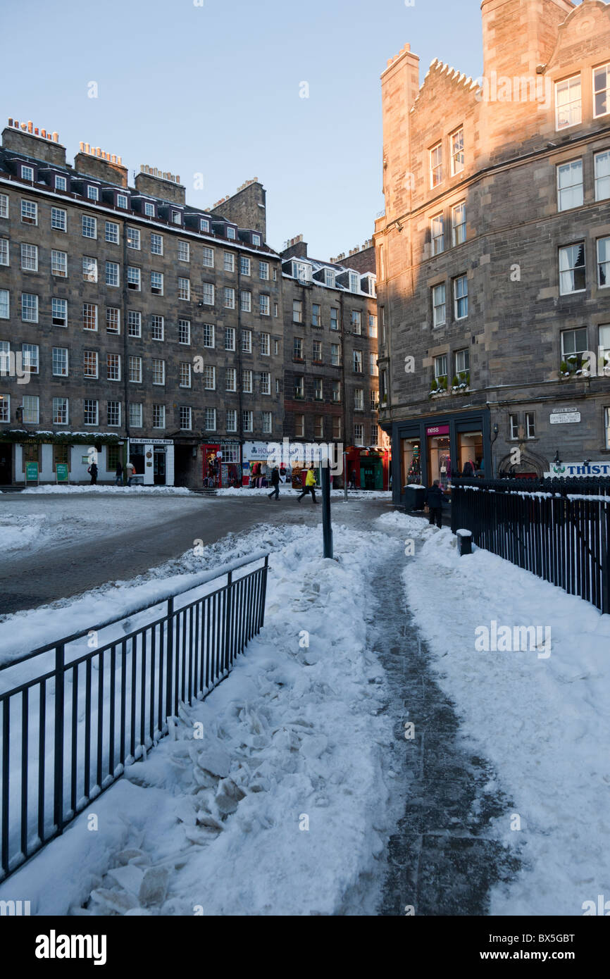 Johnston Terrace, Edinburgh, Scotland in icy snow conditions in winter 2010 Stock Photo