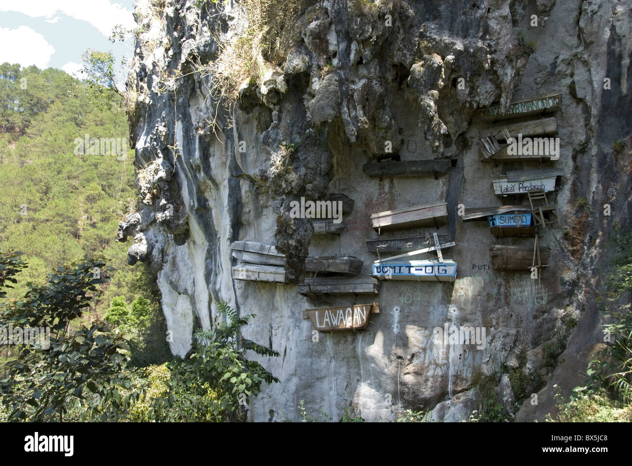 Animist hanging coffins still in use today, on limestone cliff in Echo Valley, Sagada, Cordillera, Luzon, Philippines Stock Photo