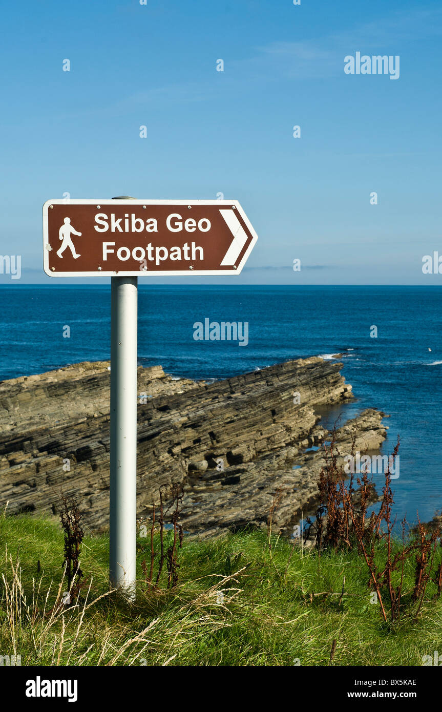 dh  BIRSAY ORKNEY Walkers footpath sign to Skiba Geo path post coastal public signage scotland Stock Photo