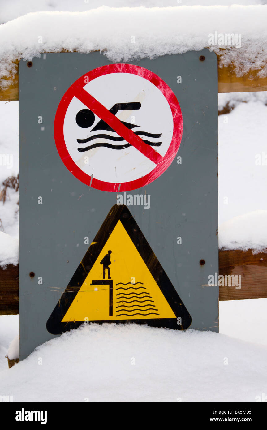 No Swimming sign and snow at Droylsden canal marina, Tameside, Manchester, England, UK Stock Photo