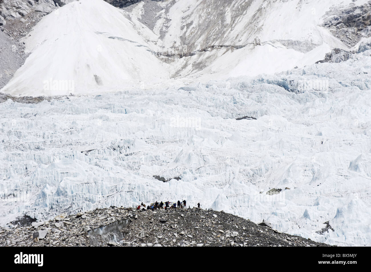 Trekkers below the The Western Cwm glacier at Everest Base Camp, Solu Khumbu Everest Region, Sagarmatha National Park, Nepal Stock Photo